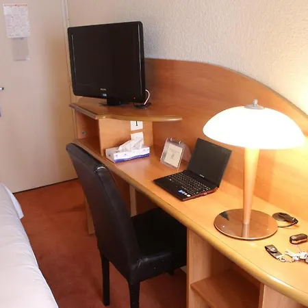 Central Hotel Отель Кретей