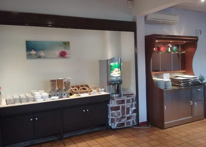 Central Hotel クレテイユ